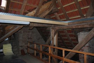 Elektroinstallationen am Dachboden: Kabelkanäle, Beleuchtung und Steckdosen